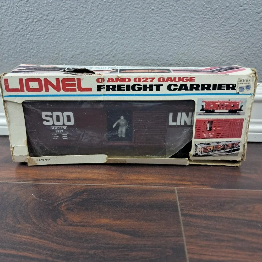 LIONEL 6-9217 SOO LINE OPERATING BOXCAR, 1982-1984 New, But DAMAGED BOX